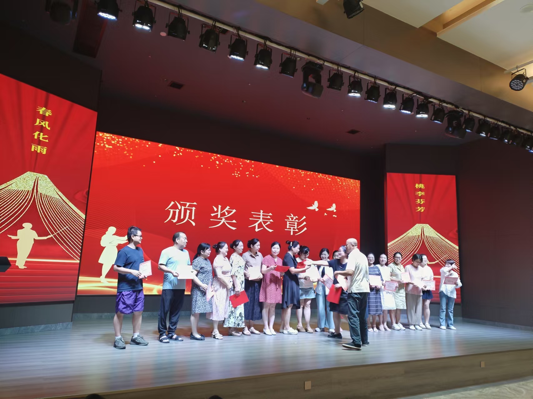 9月10日，曙光學校教師節文藝晚會在湖南精正溢香園酒店舉辦
